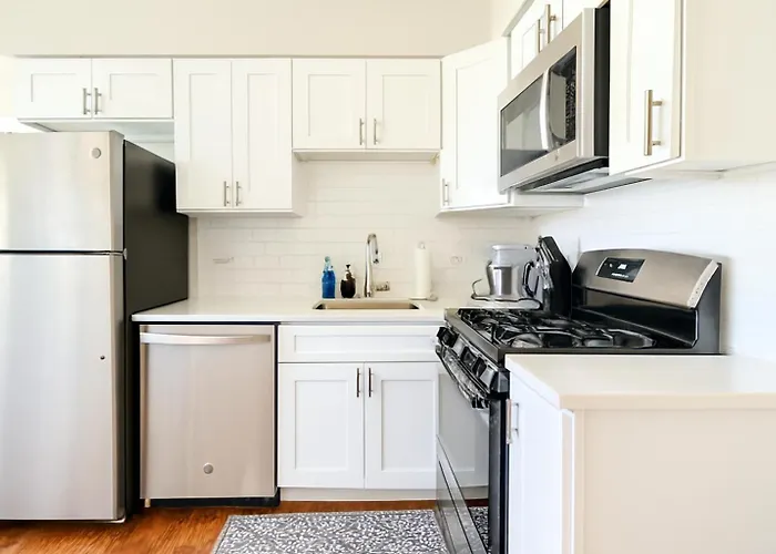 Central 2Br Private Stay Near Airport & Cafes